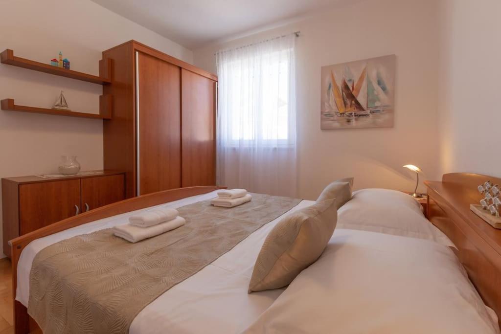 Sea View- Spacious Apartment With Shared Pool Split Exterior foto